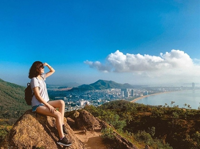 Ngắm nhìn bức tranh thiên nhiên nên thơ từ đỉnh núi Vũng Chua