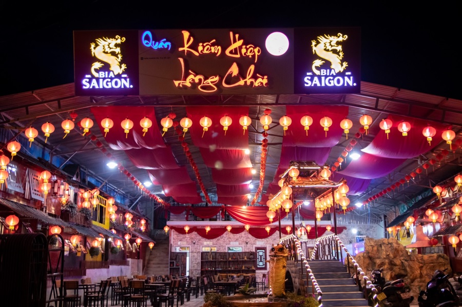 Không gian cổ trang tại quán Kiếm hiệp làng chài