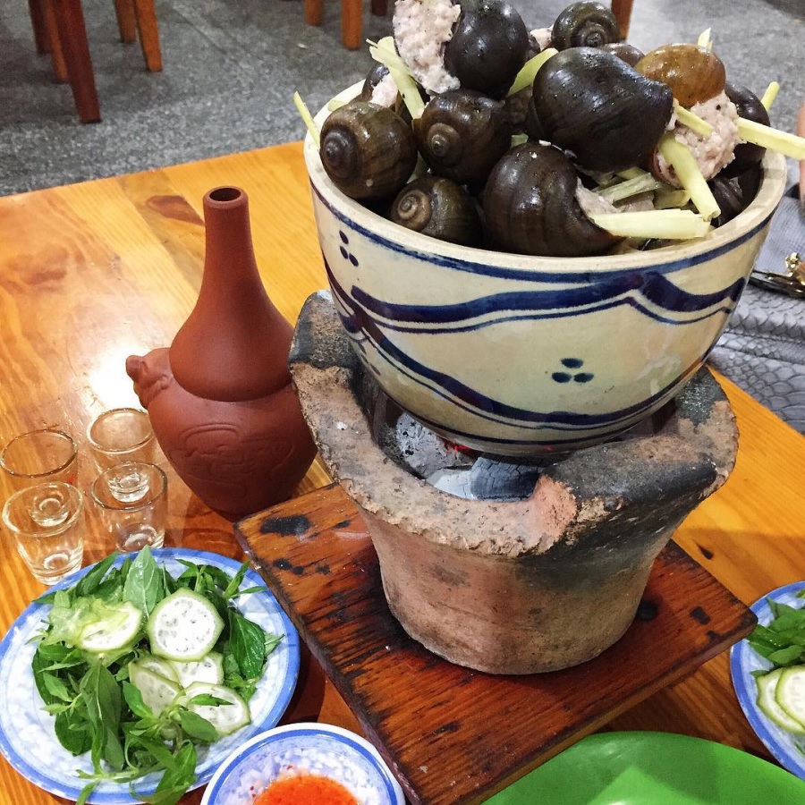 Ốc bươu nhồi thịt Đà Lạt được đựng trong một thố lớn, đặt trên bếp than để luôn nóng hổi