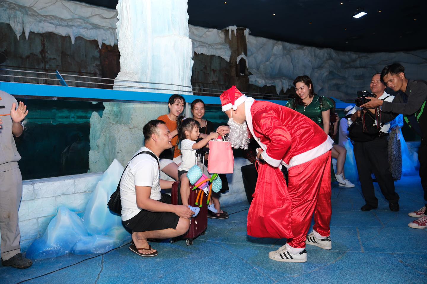 Ông già Noel có thật không Ông già Noel có thật ngoài đời không? Sự kết nối giữa Thánh Nicholas và ông già Noel với lòng nhân ái và tình yêu thương lan tỏa qua nhiều thế kỷ