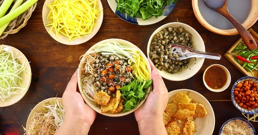 Món cơm hến nóng hổi nức tiếng