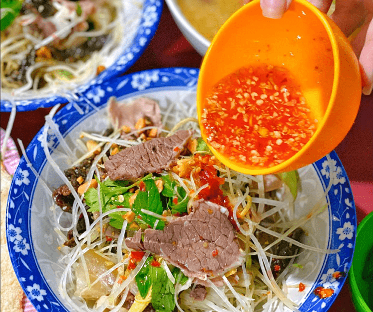Gỏi bò – Một trong những món ăn vặt Quy Nhơn quen thuộc