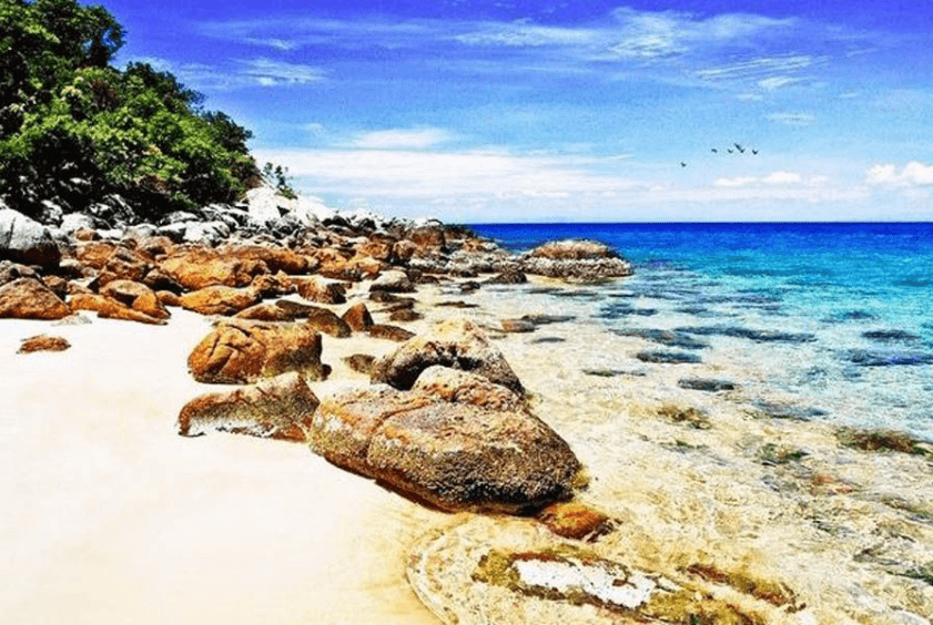 Bãi tắm Rạng mang vẻ đẹp hoang sơ