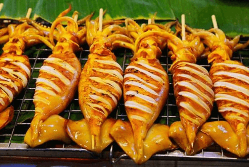 Thưởng thức hải sản khi đến bãi tắm Rạng