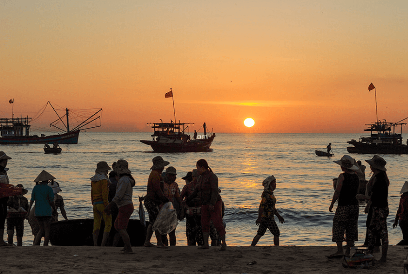 Tìm hiểu cuộc sống ngư dân ở bãi tắm Rạng vào sớm bình minh
