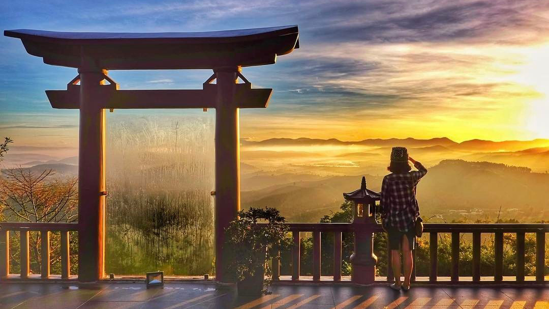 “Lạc trôi” nơi cổng trời chùa Linh Quy Pháp Ấn