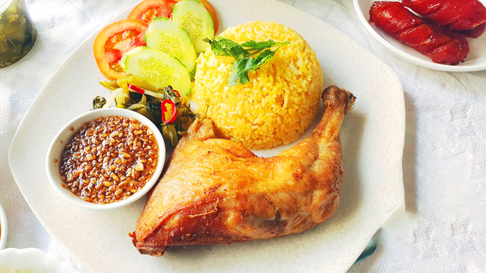 Cơm gà góc tư to giòn vừa miệng