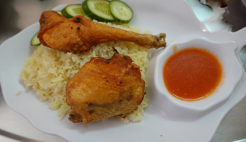 Cơm gà Quy Nhơn thơm ngon ăn kèm nước chấm cay ngọt