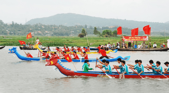 Lễ hội đua thuyền đầm Ô Loan sôi động