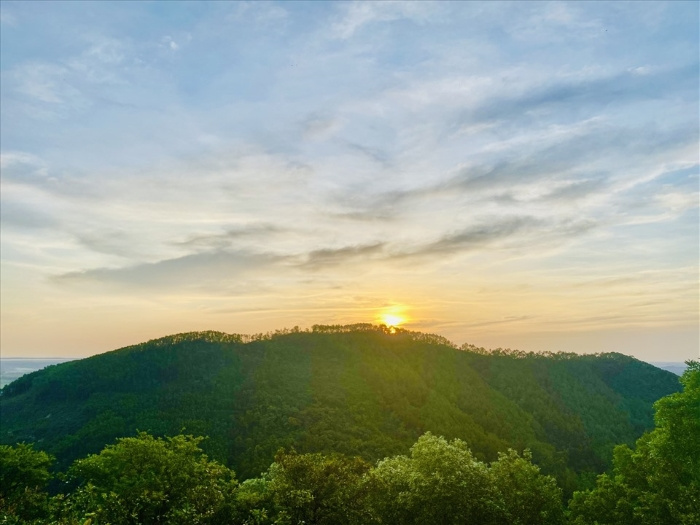 Thời khắc bình minh tại đỉnh Hòn Vượn