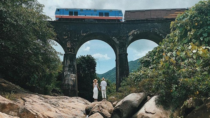 Ga Hải Vân Bắc Ngắm nhìn hình ảnh chuyến tàu chạy qua đầy ấn tượng