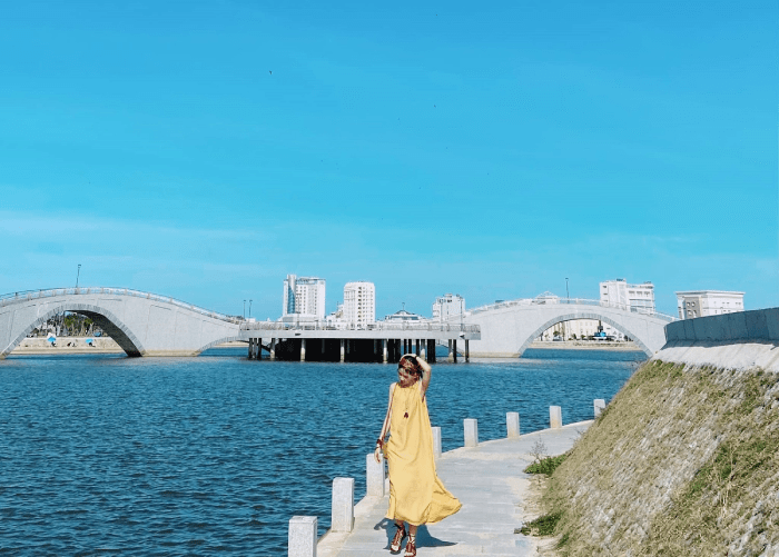 Thướt tha với chiếc váy dài bên đường cong bao quanh hồ