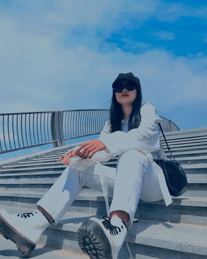 Sang chảnh đầy khí chất với góc chụp ở cầu thang hồ Điều Hòa