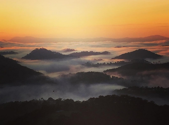 Núi non trùng điệp hiện lên rõ nét khi trekking đỉnh Hòn Bồ