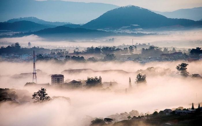 Những tầng mây bềnh bồng ẩn hiện trắng xóa trên đỉnh Hòn Bồ