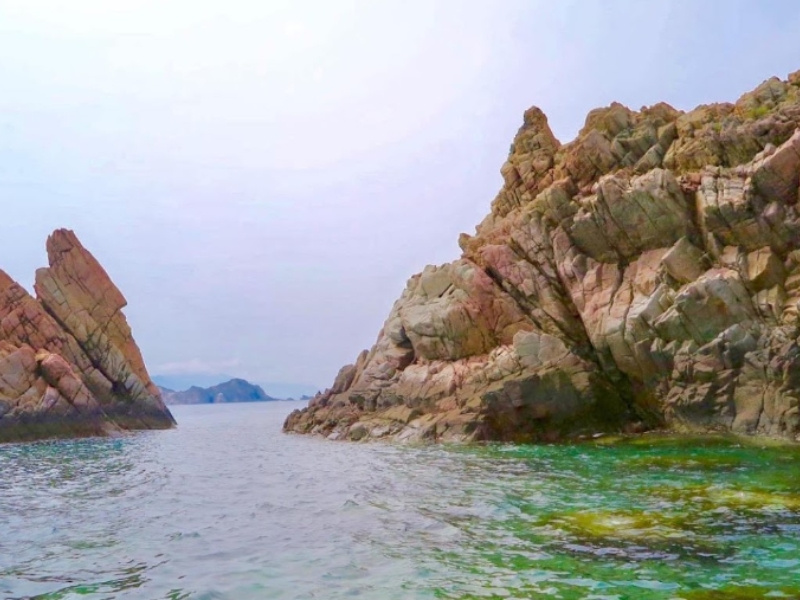Hòn Sẹo Du khách có thể tham quan Hòn Sẹo bằng cách thuê thuyền của ngư dân