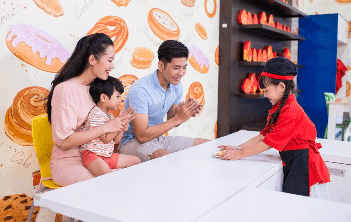 Bé được trải nghiệm công việc mơ ước trong tương lai ở VinKE 