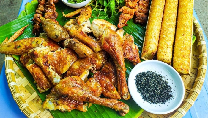 Ma Rừng Lữ Quán Món ăn gà nướng cơm lam thơm ngon, dân dã