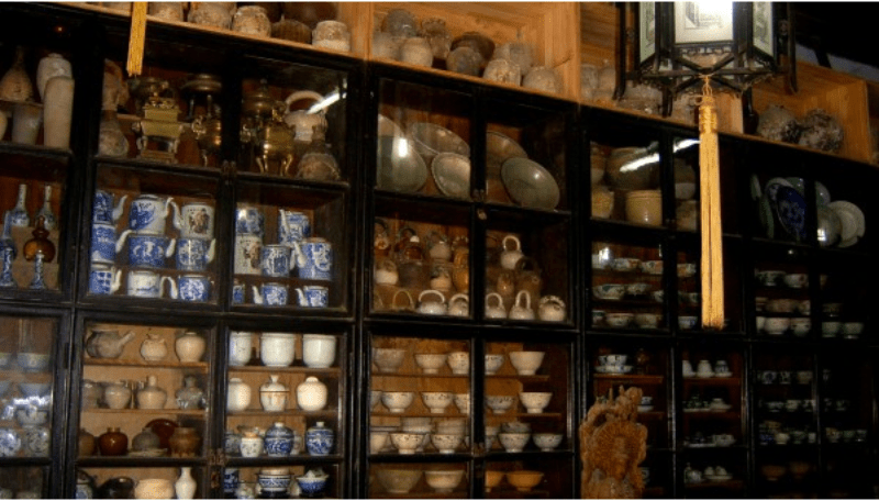 Tủ trưng bày những cổ vật có giá trị tại tầng 2 nhà cổ Diệp Đồng Nguyên