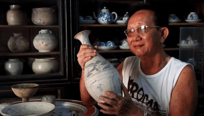 Ông Sùng giới thiệu các cổ vật tại nhà cổ Diệp Đồng Nguyên 