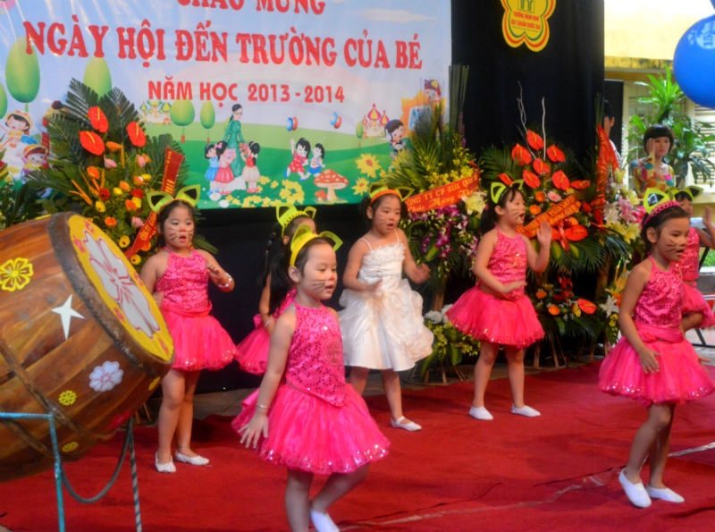 Sự hân hoan và phấn khởi của các em trong năm học mới khi trình diễn các ca khúc nhạc khai giảng