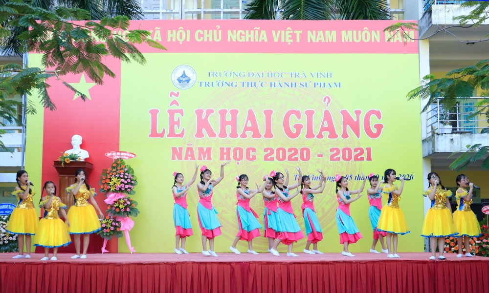 Các em học sinh trình diễn tiết mục nhạc khai giảng sôi nổi