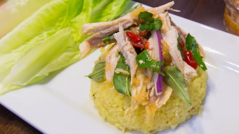 Thưởng thức cơm gà ngon, hấp dẫn