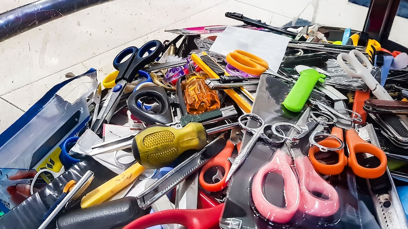 Những vật dụng sắc nhọn không được phép mang lên máy bay