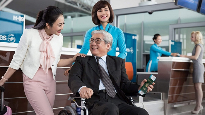 Sổ hộ khẩu có đi được máy bay không Người cao tuổi muốn đi máy bay cần chuẩn bị đầy đủ giấy tờ tùy thân và tư vấn bác sĩ về điều kiện sức khỏe