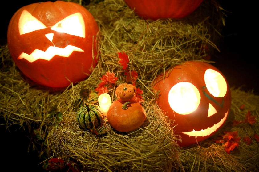 Tạo hình nến Halloween sáng tạo từ quả bí ngô 