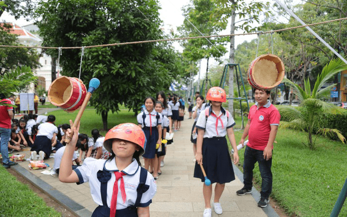 Trò chơi tập thể cho học sinh ngoài trời 