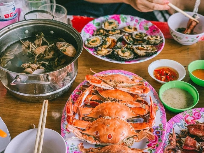 Vịnh Vũng Rô Hải sản tươi ngon tại các bè nổi hải sản tại Vũng Rô