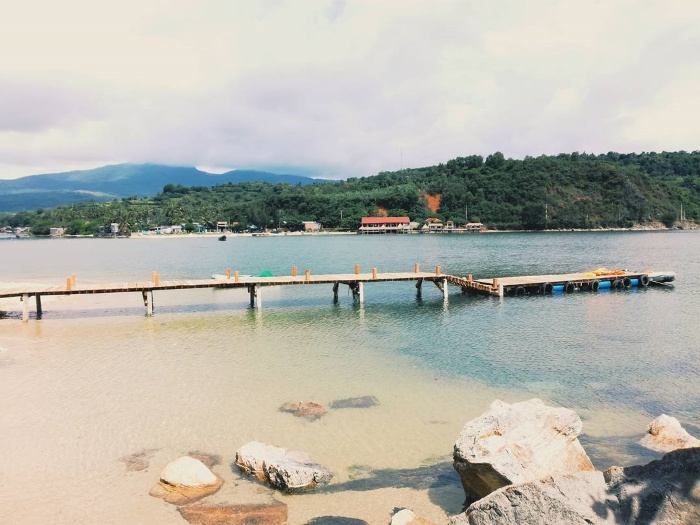 Vịnh Xuân Đài Cầu gỗ hướng ra biển tại Vịnh Xuân Đài