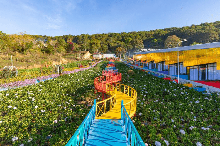 Vườn thượng uyển bay Đà Lạt Khu du lịch Vườn thượng uyển bay Đà Lạt khiến du khách ngỡ ngàng bởi cảnh sắc tươi đẹp