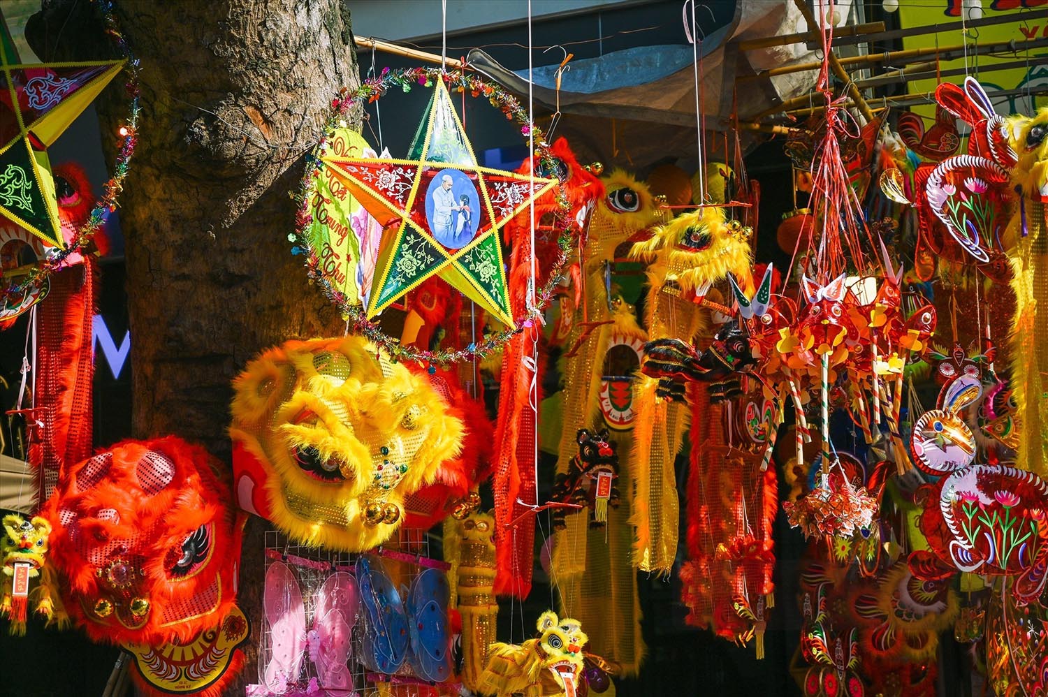 Phá cỗ Trung thu Những món quà Trung thu truyền thống như đèn ông sao, mặt nạ hay tò he sẽ khiến bé vô cùng thích thú