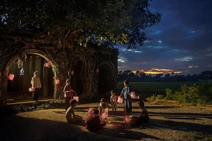 Phá cỗ Trung thu Sau khi phá cỗ đêm rằm, các em nhỏ sẽ cùng nhau tụ tập để vui chơi