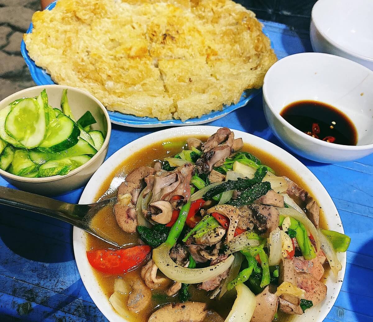 Nếu đã một lần thử, bạn sẽ khó lòng cưỡng lại sức hấp dẫn từ món phở chiên phồng Hà Nội Hồng Loan 