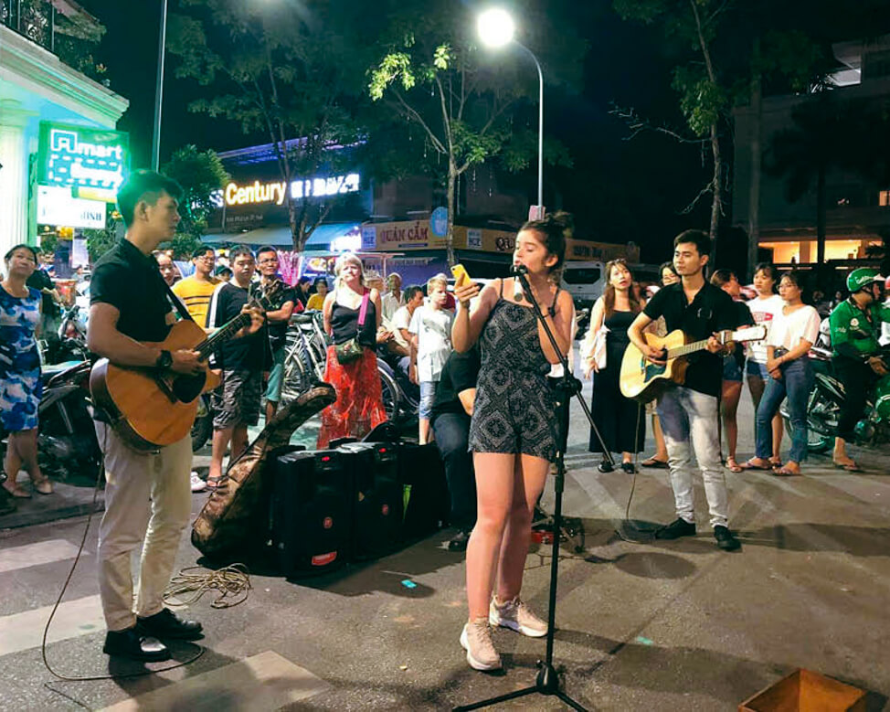 Thưởng thức âm nhạc đường phố tại phố đi bộ Huế