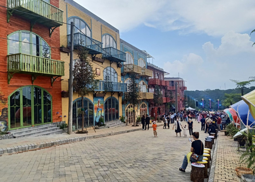 Du khách check in tại phố đi bộ Măng Đen