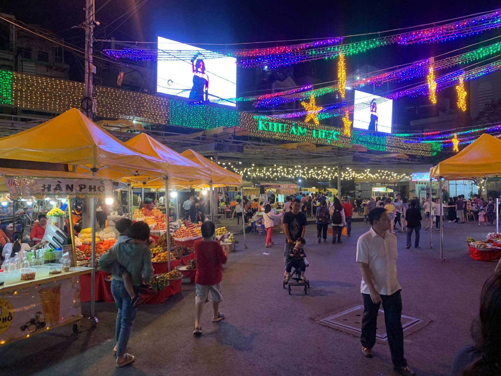 Khu ẩm thực với nhiều gian hàng