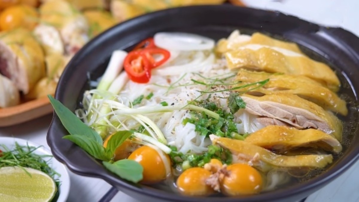 Phở gà Nha Trang đầy nguyên liệu màu sắc, hương vị thơm ngon và hấp dẫn