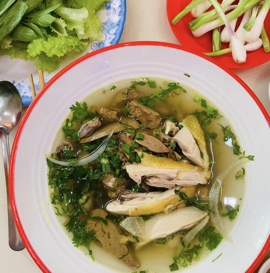 Phở gà ta Kim Luyến thu hút nhiều thực khách với tô phở vị ngon thanh khiết, thịt gà ngọt tự nhiên