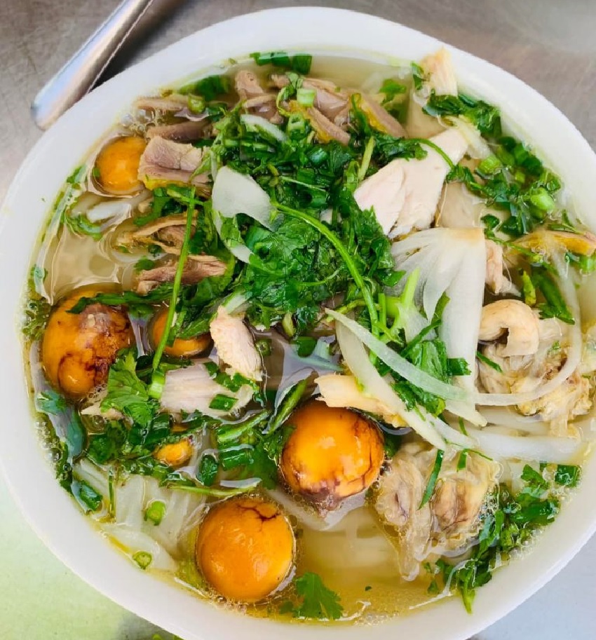 Bát phở gà ngon ở Nha Trang thơm lừng chuẩn vị tại quán 161 Hoàng Hoa Thám