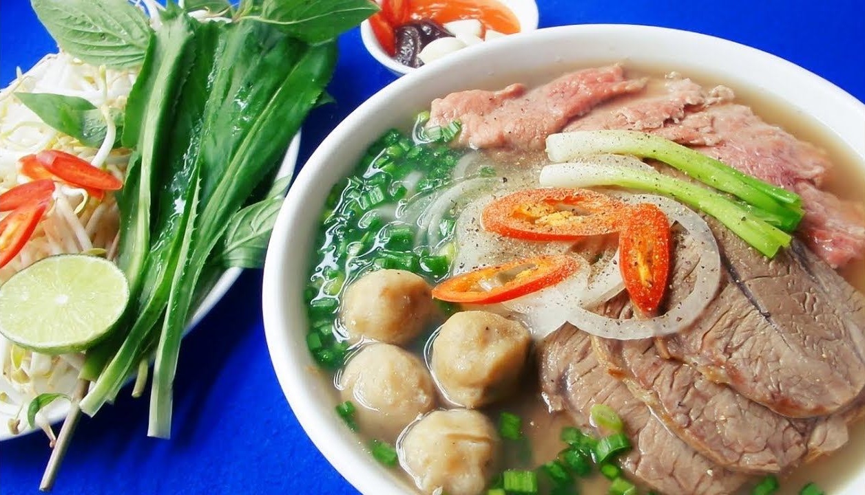 Phở Huế Phở Huế là một món ăn quen thuộc, bình dân nhưng lại có sức hút đặc biệt với mọi thực khách