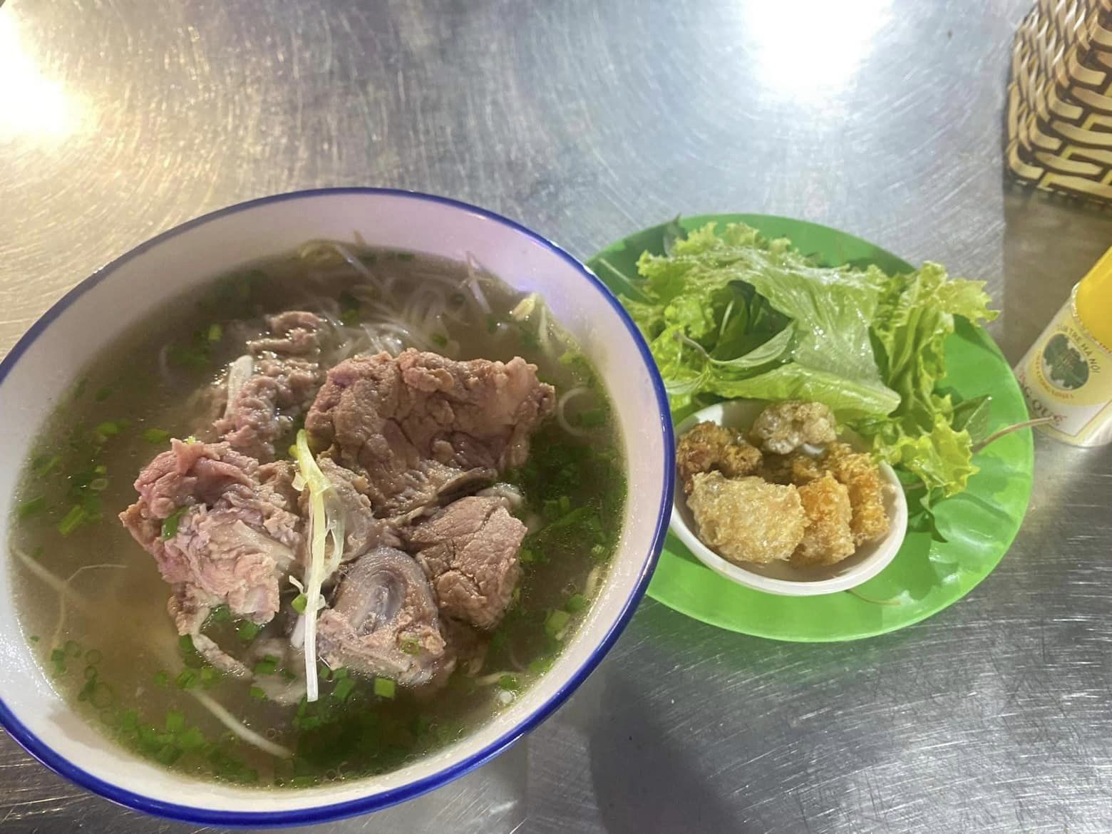 Phở Quy Nhơn Tô phở bò đầy ú ụ với thịt bò tươi ngon