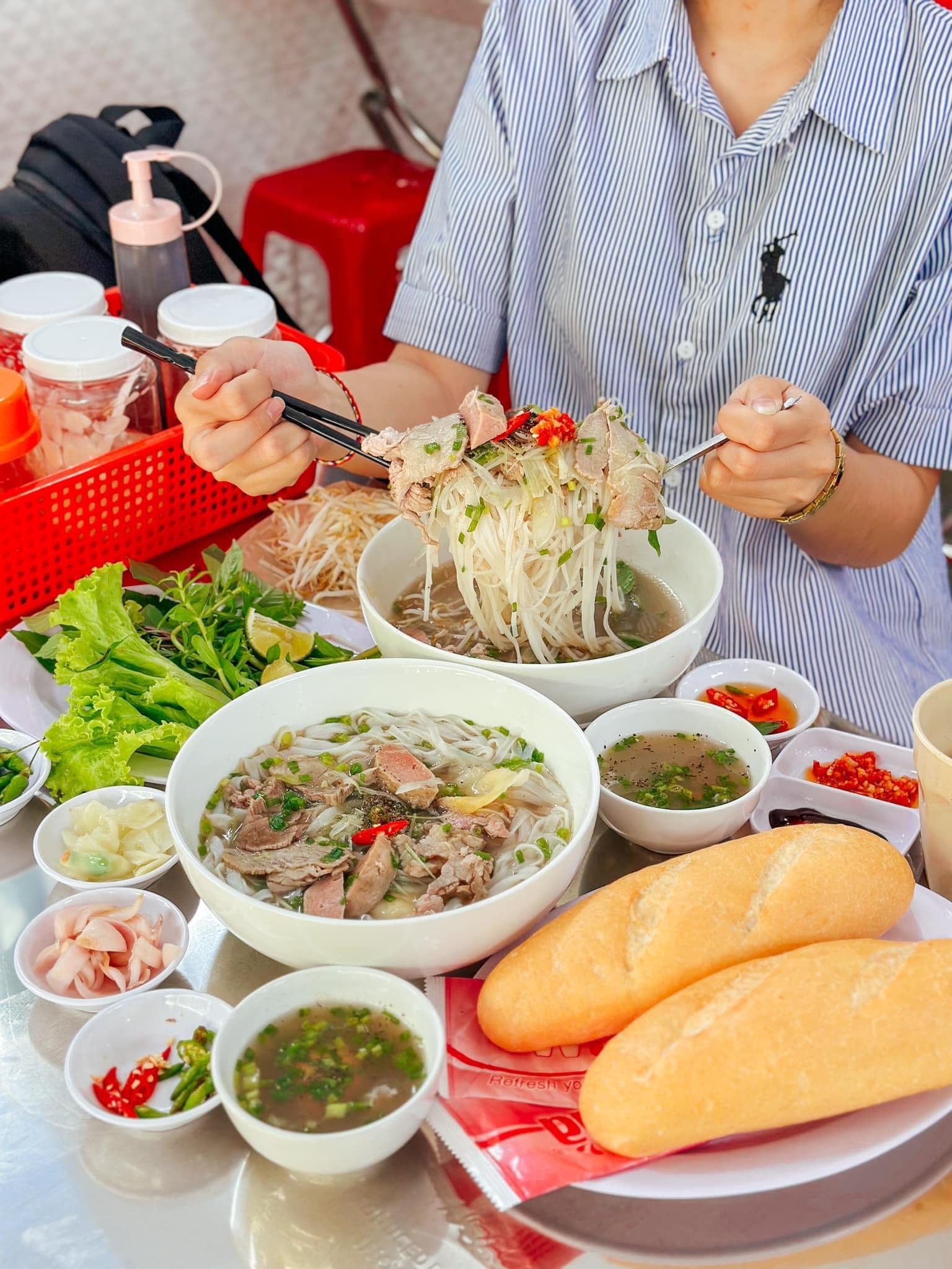 Phở Quy Nhơn Tô phở tại quán siêu đầy đặn mà giá rất phải chăng, ai ăn cũng no căng bụng