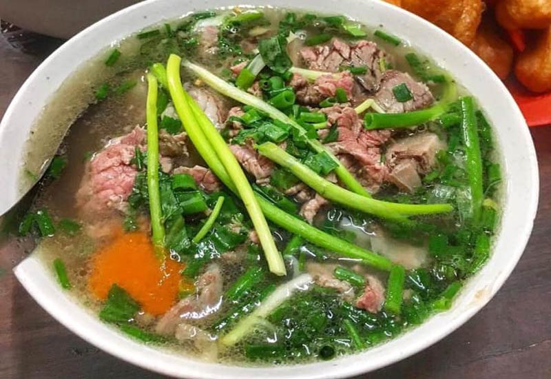 Phở Quy Nhơn Tô phở bò chất lượng với thịt bò và trứng chần ngon tuyệt