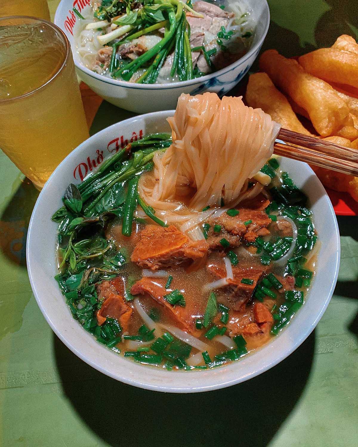 Cách nấu phở sốt vang Hà Nội tại quán theo công thức gia truyền mang đến hương vị riêng