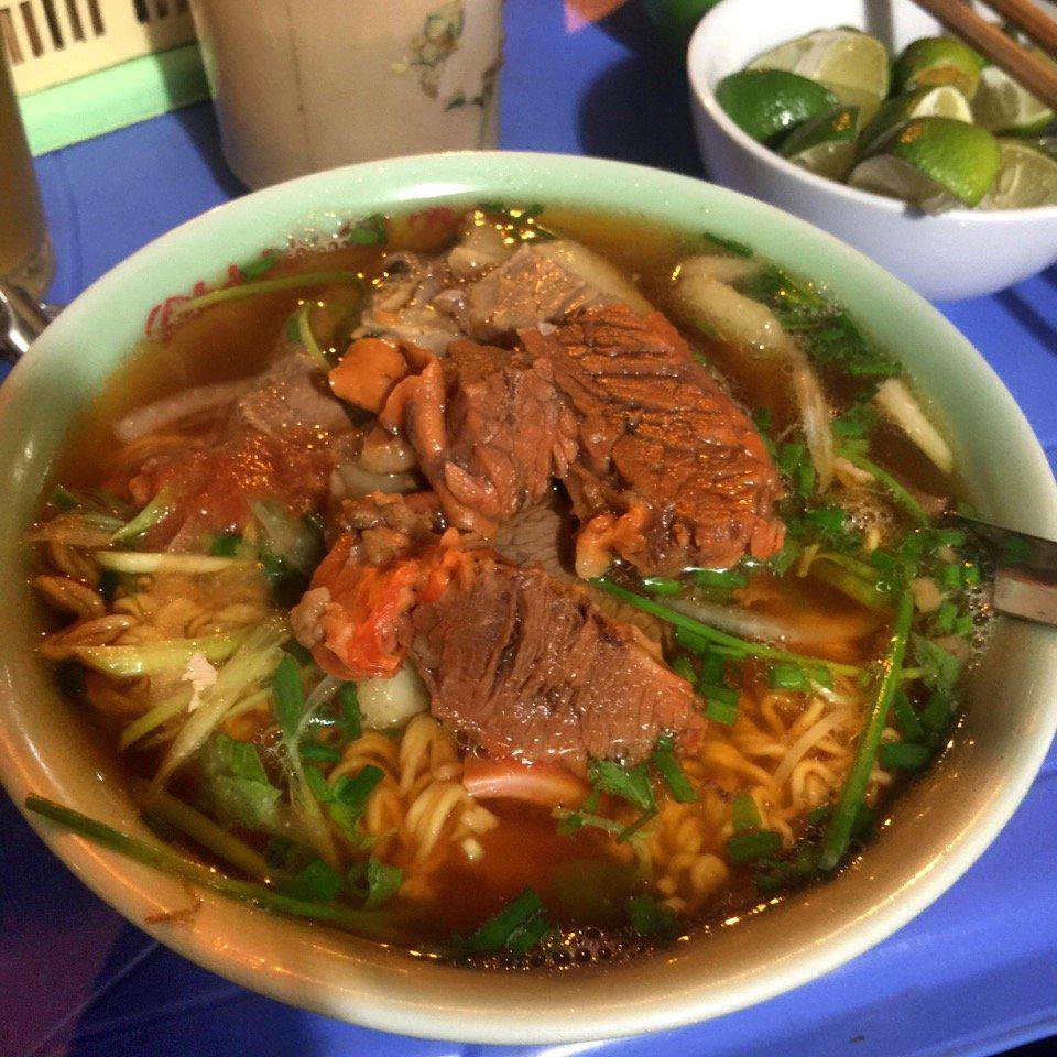 Quán phở sốt vang Lý Béo hấp dẫn thực khách nhờ phần nước dùng đậm đà 