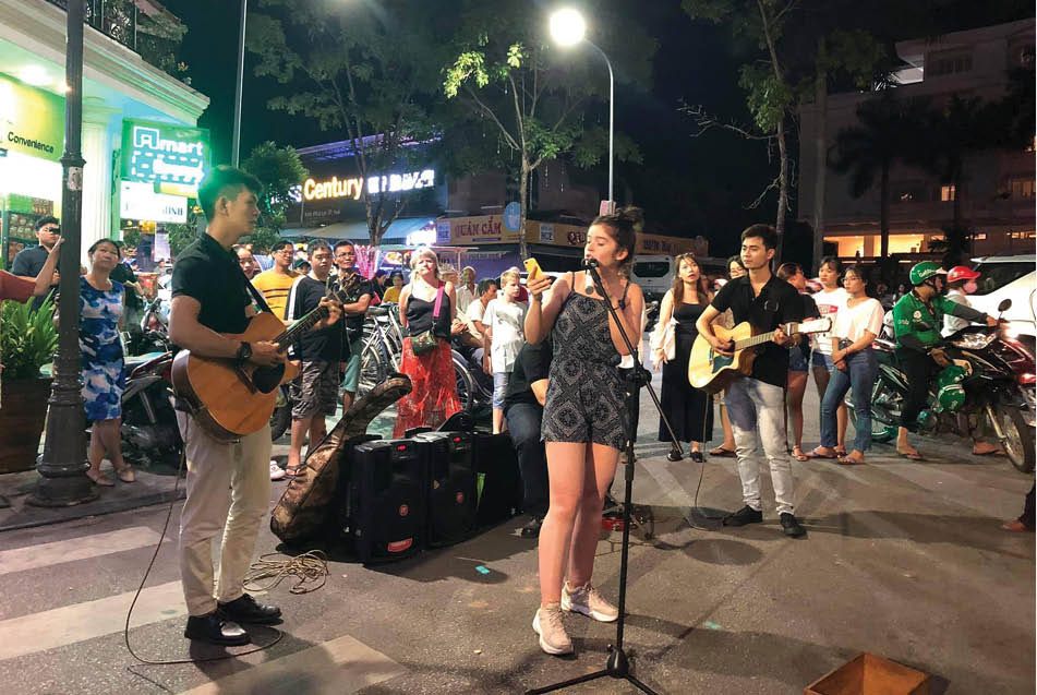 Trải nghiệm nhiều hoạt động đường phố thú vị khi ghé thăm phố Tây Huế 